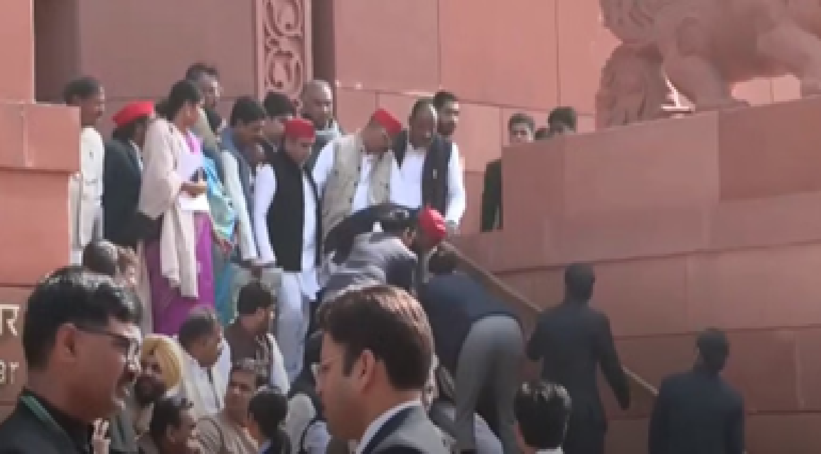 Akhilesh Yadav helping Shashi Tharoor after falling on parliament stairs